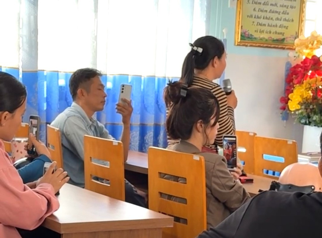 Phụ huynh bất an, muốn l&agrave;m r&otilde; việc thịt chuyển m&agrave;u tuồn v&agrave;o trường học- Ảnh 3.