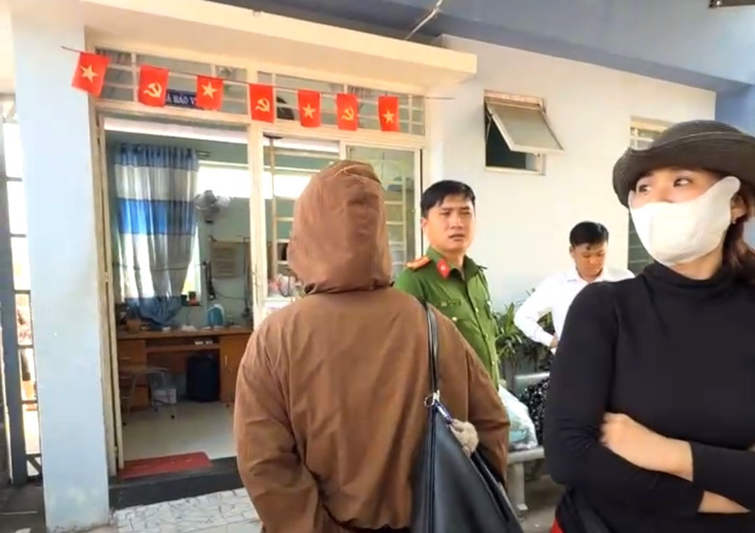 Phụ huynh bất an, muốn l&agrave;m r&otilde; việc thịt chuyển m&agrave;u tuồn v&agrave;o trường học- Ảnh 2.