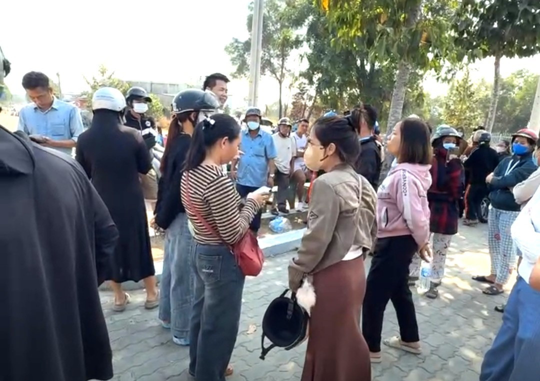 Phụ huynh bất an, muốn l&agrave;m r&otilde; việc thịt chuyển m&agrave;u tuồn v&agrave;o trường học- Ảnh 1.