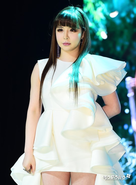 Sự hết thời của giọng ca khủng Kpop: Cứ xuất hiện l&agrave; ồn &agrave;o, phải b&aacute;m v&agrave;o Lee Min Ho- Ảnh 1.