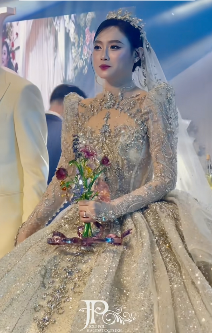 C&ocirc; d&acirc;u T&acirc;y Ninh lấy chồng Campuchia: Hoa cưới 300 triệu, bố chồng cho 1 tỷ tiền v&aacute;y &aacute;o nhưng gi&aacute; trị nhất l&agrave; c&acirc;u "chốt hạ"- Ảnh 5.