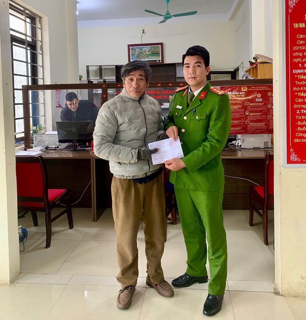 Người đ&agrave;n &ocirc;ng SN 1956 tới Agribank chuyển khoản 70 triệu đồng, giao dịch th&agrave;nh c&ocirc;ng liền b&aacute;o c&ocirc;ng an phường- Ảnh 1.