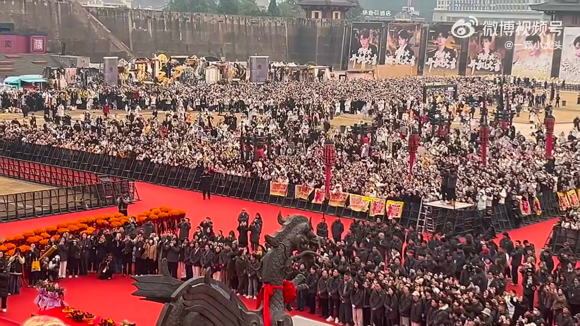 Quá nể phim Trung Quốc chưa chiếu đã có độ hot tăng 1253%, nam chính đẹp đến mức 18.000 người xếp hàng để gặp mặt- Ảnh 2. Quá nể phim Trung Quốc chưa chiếu đã có độ hot tăng 1253%, nam chính đẹp đến mức 18.000 người xếp hàng để gặp mặt- Ảnh 2.