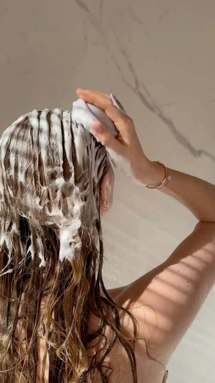 B&iacute; mật v&igrave; sao t&oacute;c gội ngo&agrave;i tiệm thơm sạch suốt 3 ng&agrave;y, gội ở nh&agrave; 1 ng&agrave;y sau l&agrave; bết- Ảnh 2.