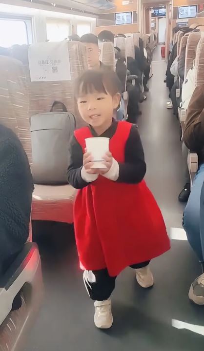 Bức ảnh đang g&acirc;y tranh c&atilde;i: Đứa trẻ tự tin, dũng cảm hay cha mẹ thiếu tế nhị, kh&ocirc;ng nhắc nhở con ở nơi c&ocirc;ng cộng?- Ảnh 1.