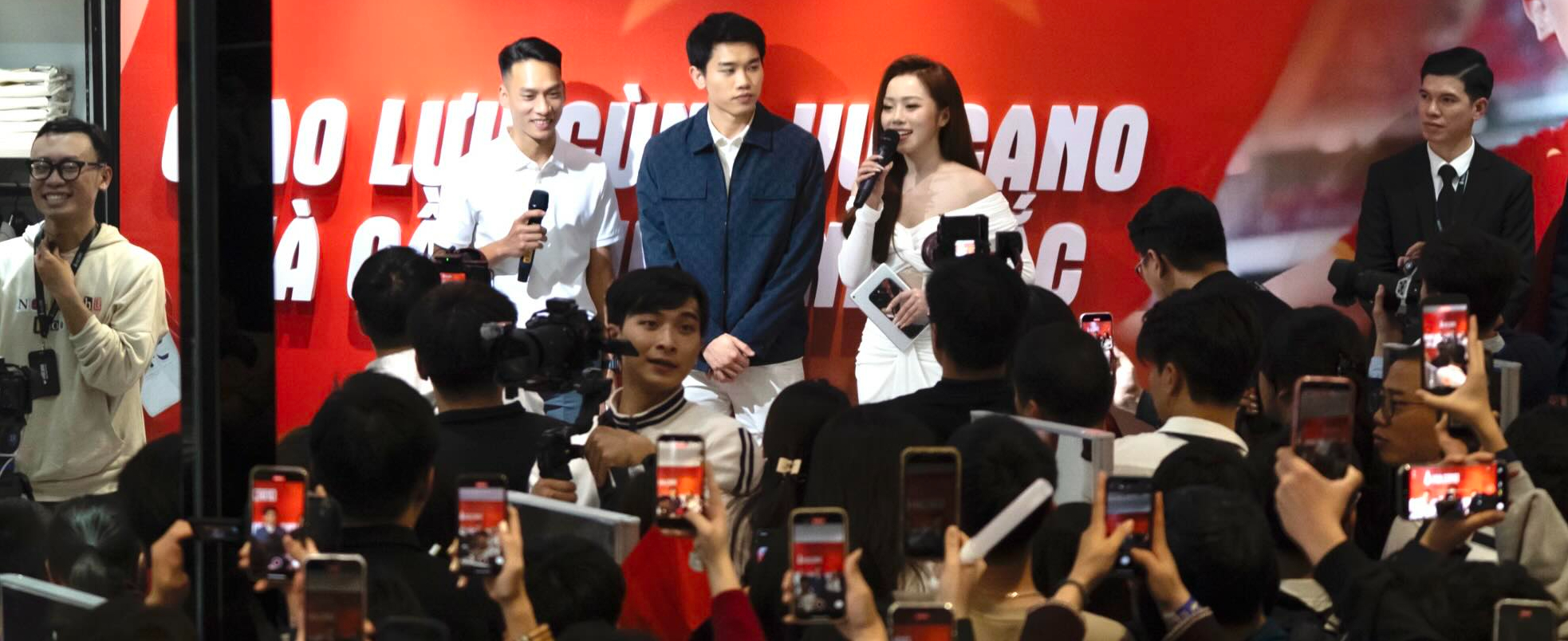 Video: Đ&igrave;nh Bắc th&aacute;o chạy, đo&agrave;n người rầm rộ rượt đuổi như phim- Ảnh 2.