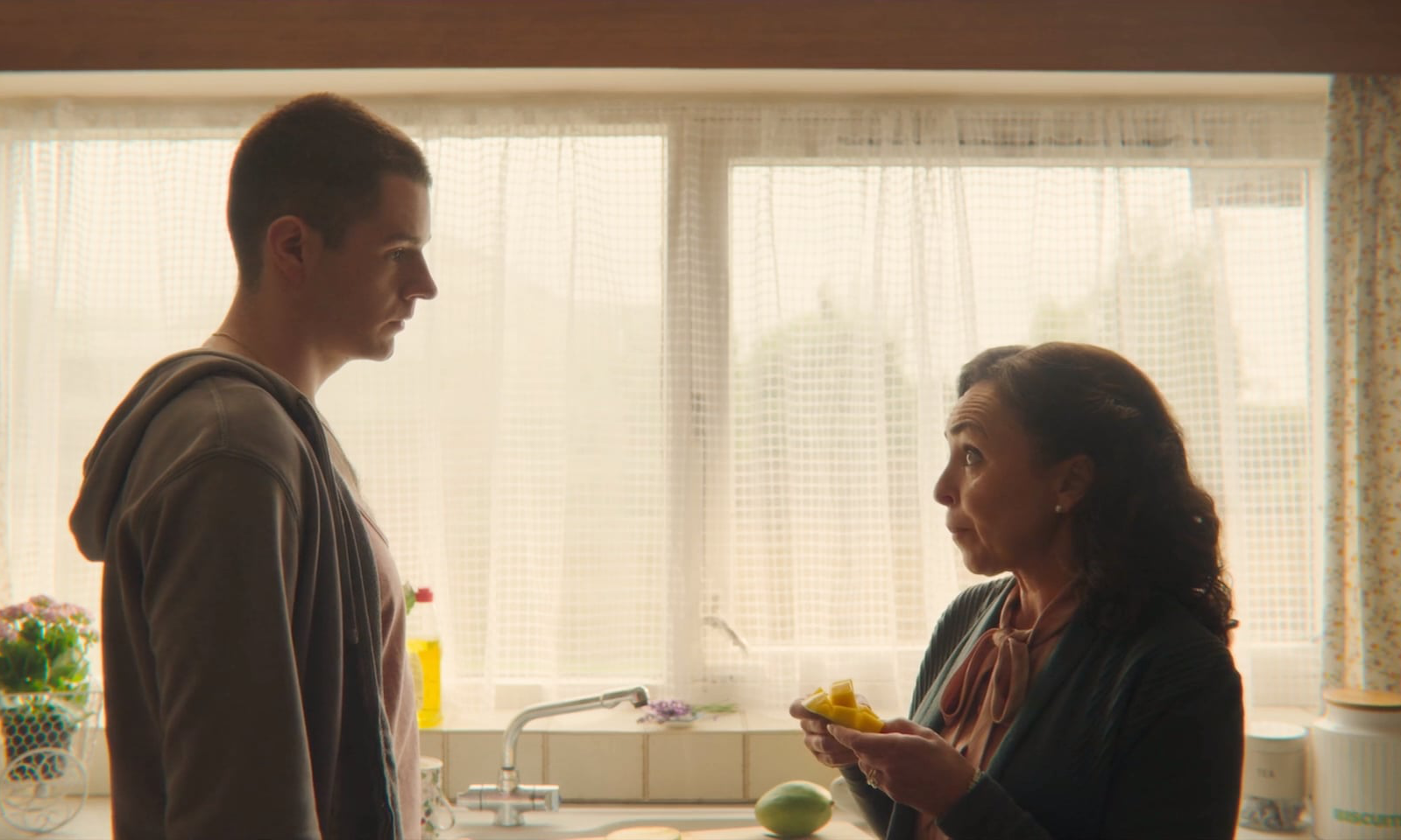 Xem phim Sex Education, vợ chồng t&ocirc;i su&yacute;t nữa ly h&ocirc;n sau khi ph&aacute;t hiện bức tranh con vẽ dang dở- Ảnh 1.