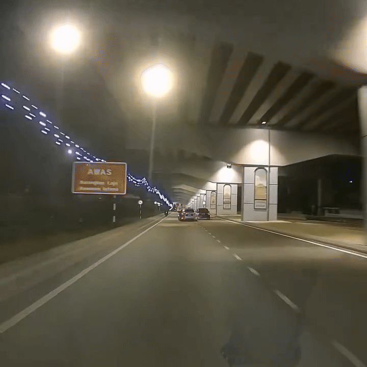 Ph&oacute;ng nhanh vượt ẩu, chiếc xe Honda Civic bất ngờ mất l&aacute;i v&agrave; c&uacute; t&ocirc;ng kinh ho&agrave;ng v&agrave;o trụ cầu vượt- Ảnh 1.