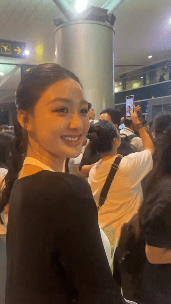 Clip được t&igrave;m kiếm nhiều nhất: &Aacute; hậu Cẩm Ly "bị t&oacute;m d&iacute;nh" khi ra s&acirc;n bay đ&oacute;n Đ&igrave;nh Bắc?- Ảnh 2.