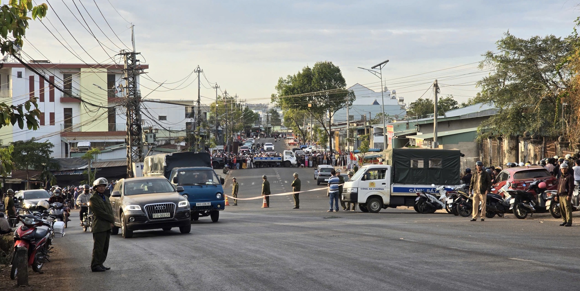Vụ 2 tên cướp ngân hàng lấy 1,8 tỷ đồng: Hé lộ bất ngờ về nơi phát hiện chiếc xe máy bị chôn- Ảnh 2. Vụ 2 tên cướp ngân hàng lấy 1,8 tỷ đồng: Hé lộ bất ngờ về nơi phát hiện chiếc xe máy bị chôn- Ảnh 2.