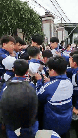 Thời tới: Thủ môn Cao Văn Bình được fan vây kín khi về quê, sạp hoa quả của mẹ đắt hàng nhờ con trai vàng- Ảnh 2. Thời tới: Thủ môn Cao Văn Bình được fan vây kín khi về quê, sạp hoa quả của mẹ đắt hàng nhờ con trai vàng- Ảnh 2.