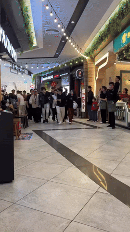 Video: Đ&igrave;nh Bắc th&aacute;o chạy, đo&agrave;n người rầm rộ rượt đuổi như phim- Ảnh 3.