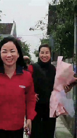 Thời tới: Thủ môn Cao Văn Bình được fan vây kín khi về quê, sạp hoa quả của mẹ đắt hàng nhờ con trai vàng- Ảnh 4. Thời tới: Thủ môn Cao Văn Bình được fan vây kín khi về quê, sạp hoa quả của mẹ đắt hàng nhờ con trai vàng- Ảnh 4.