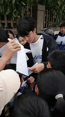 Thời tới: Thủ môn Cao Văn Bình được fan vây kín khi về quê, sạp hoa quả của mẹ đắt hàng nhờ con trai vàng- Ảnh 3. Thời tới: Thủ môn Cao Văn Bình được fan vây kín khi về quê, sạp hoa quả của mẹ đắt hàng nhờ con trai vàng- Ảnh 3.