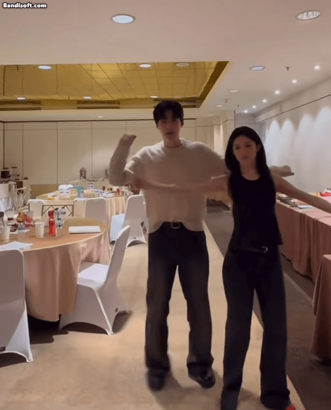 Cặp đ&ocirc;i ng&ocirc;n t&igrave;nh bị ph&aacute;t hiện ở chung lều chấn động MXH: Nh&agrave; g&aacute;i c&ocirc;ng khai ảnh t&igrave;nh cảm, đẹp đ&ocirc;i qu&aacute; đi mất- Ảnh 4.