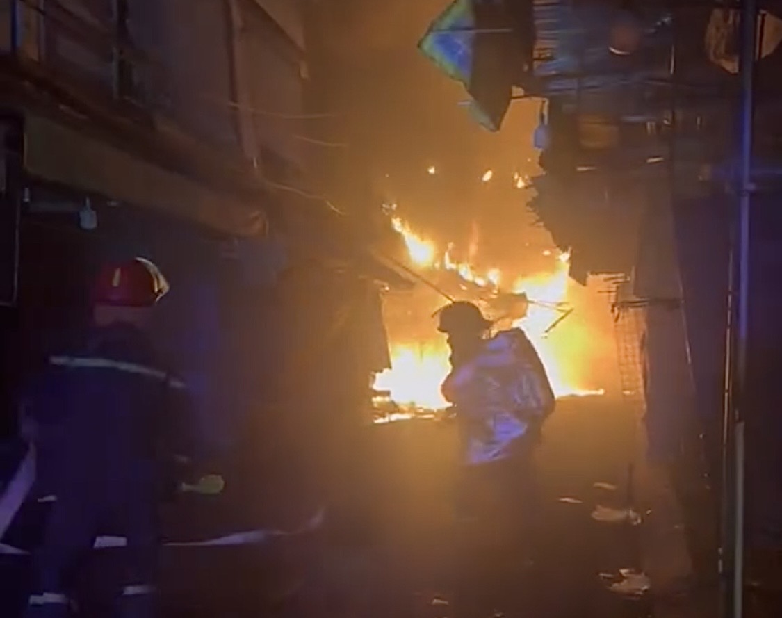 NSƯT duy nhất đổi đời nhờ bị cả nước chê xấu, nhan sắc ngoài đời ăn đứt trên phim 1 Cháy nhiều căn nhà ở phường Bình Đông – TPHCM lúc rạng sáng