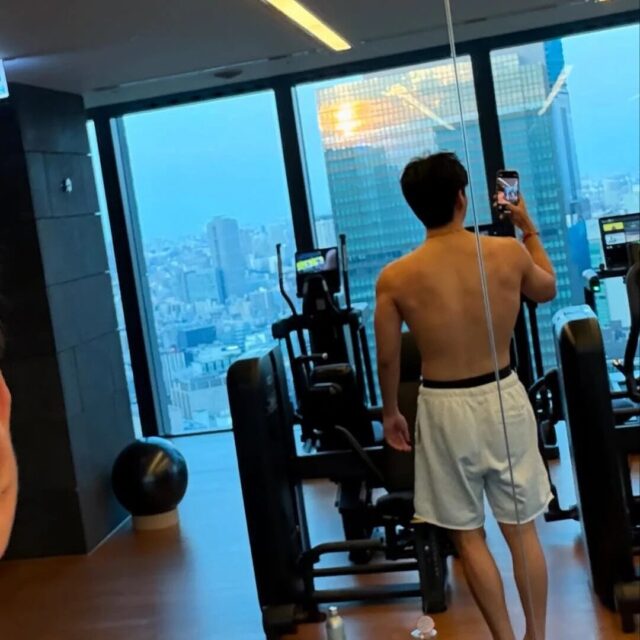 Loạt khoảnh khắc n&oacute;ng bỏng khiến Jennie (BLACKPINK) d&iacute;nh tin y&ecirc;u nam thần đẹp nhất thế giới- Ảnh 2.