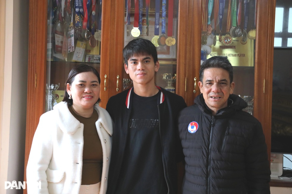 Gia cảnh của Khuất Văn Khang - &ldquo;qu&acirc;n b&agrave;i vạn năng&rdquo; U23 Việt Nam- Ảnh 3.