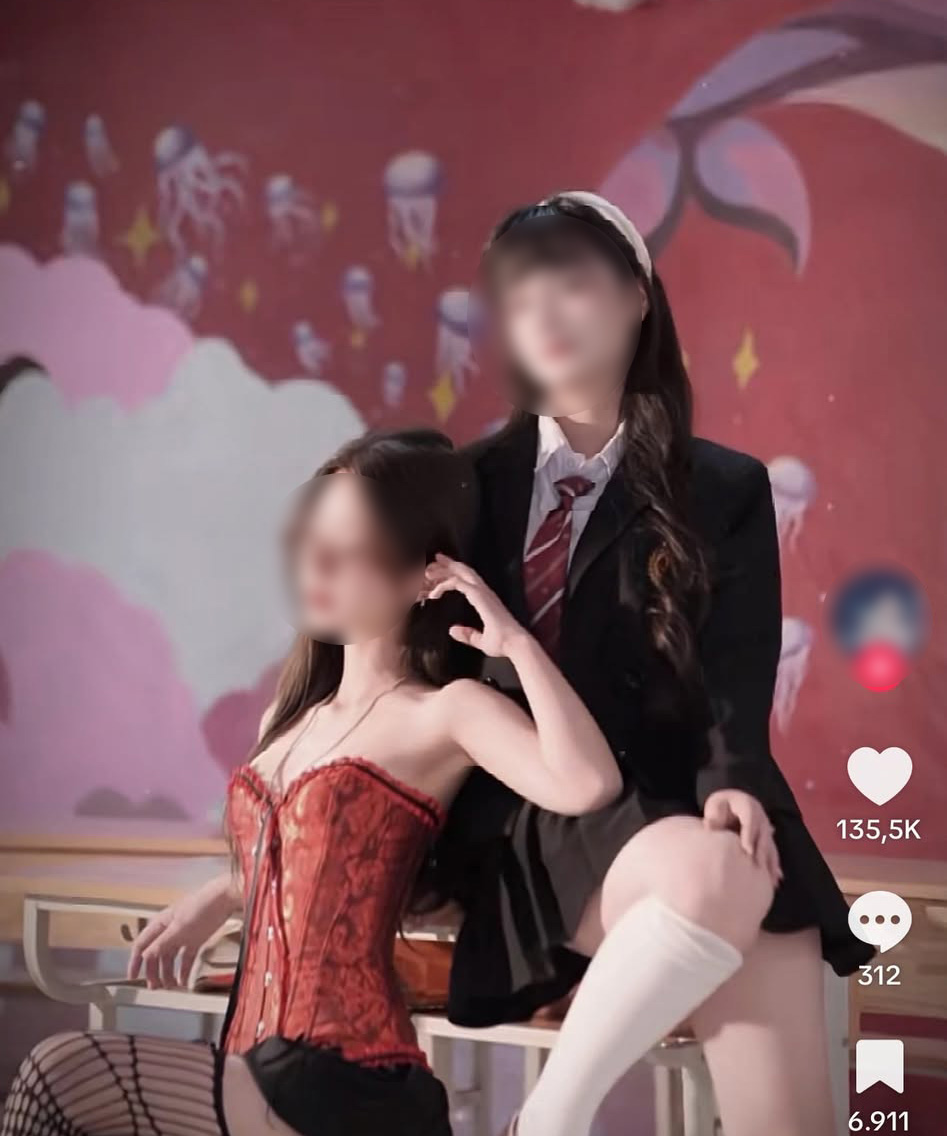 X&ocirc;n xao h&igrave;nh ảnh nữ sinh ăn mặc phản cảm chụp kỷ yếu: Nh&agrave; trường l&ecirc;n tiếng- Ảnh 1.