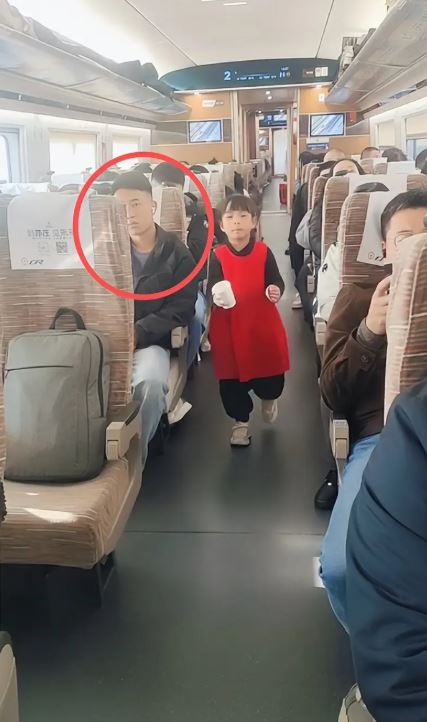 Bức ảnh đang g&acirc;y tranh c&atilde;i: Đứa trẻ tự tin, dũng cảm hay cha mẹ thiếu tế nhị, kh&ocirc;ng nhắc nhở con ở nơi c&ocirc;ng cộng?- Ảnh 2.