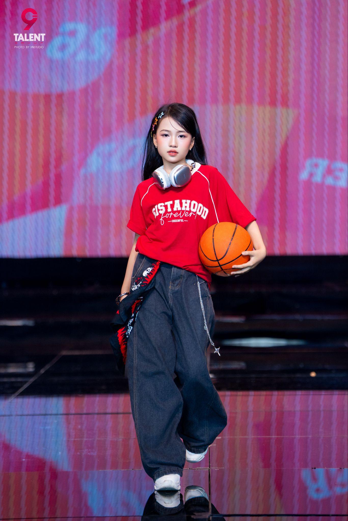 Dàn mẫu nhí “đổ bộ” sàn diễn Iconic Awards: Chiho biến runway thành sân chơi phong cách cực chất- Ảnh 1. Dàn mẫu nhí “đổ bộ” sàn diễn Iconic Awards: Chiho biến runway thành sân chơi phong cách cực chất- Ảnh 1.