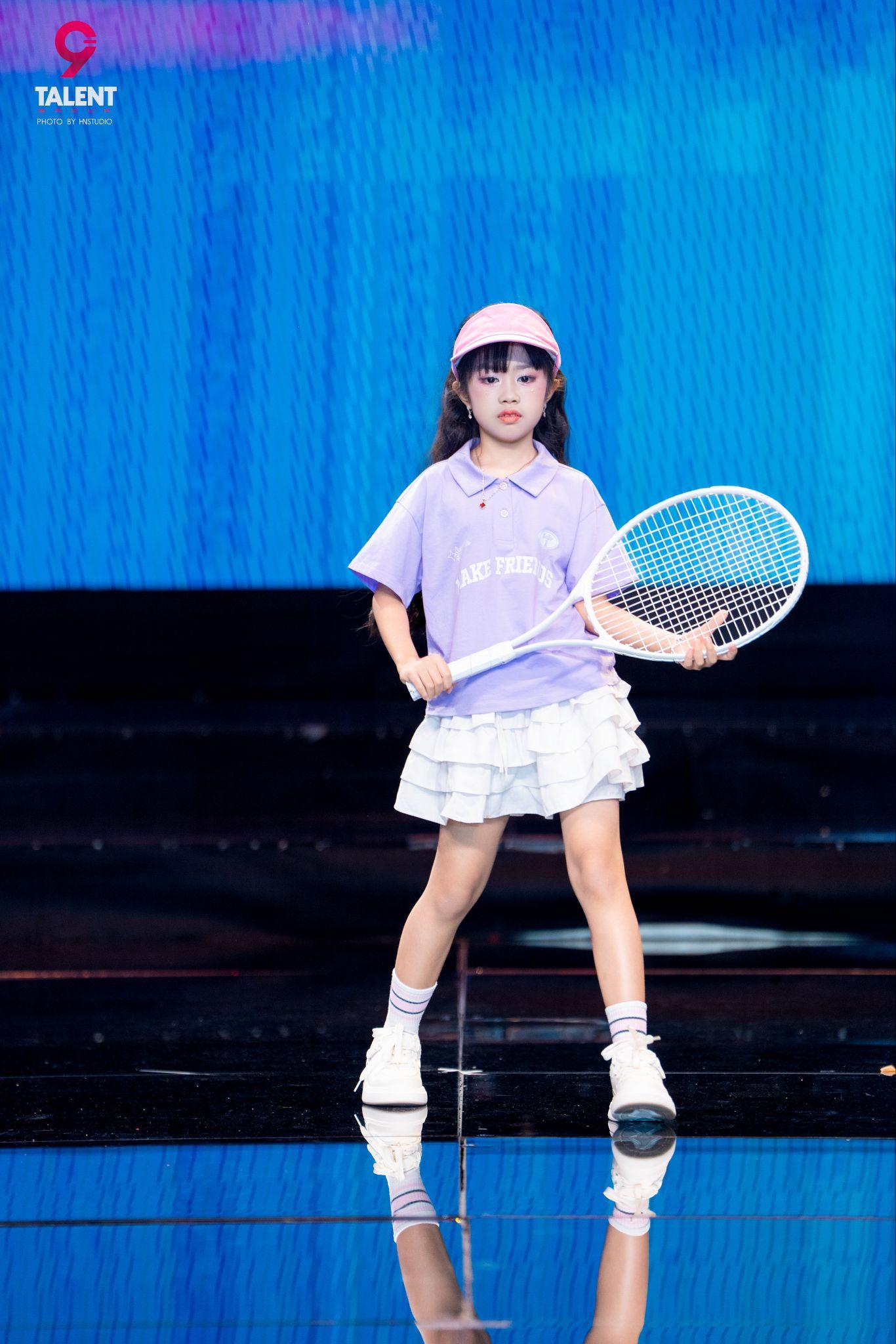 Dàn mẫu nhí “đổ bộ” sàn diễn Iconic Awards: Chiho biến runway thành sân chơi phong cách cực chất- Ảnh 2. Dàn mẫu nhí “đổ bộ” sàn diễn Iconic Awards: Chiho biến runway thành sân chơi phong cách cực chất- Ảnh 2.