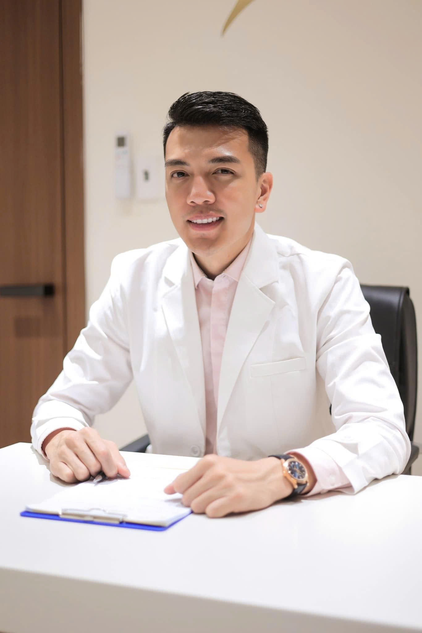 Người phụ nữ ph&aacute;t hiện vỡ t&uacute;i độn ngực khi đi kiểm tra: BS khuyến c&aacute;o chị em n&acirc;ng ngực muốn chơi thể thao cần lưu &yacute; 2 điều kiện- Ảnh 2.