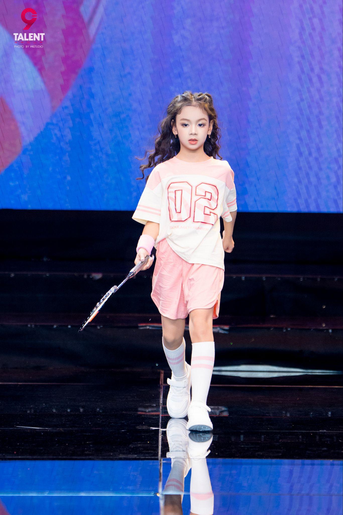 Dàn mẫu nhí “đổ bộ” sàn diễn Iconic Awards: Chiho biến runway thành sân chơi phong cách cực chất- Ảnh 3. Dàn mẫu nhí “đổ bộ” sàn diễn Iconic Awards: Chiho biến runway thành sân chơi phong cách cực chất- Ảnh 3.