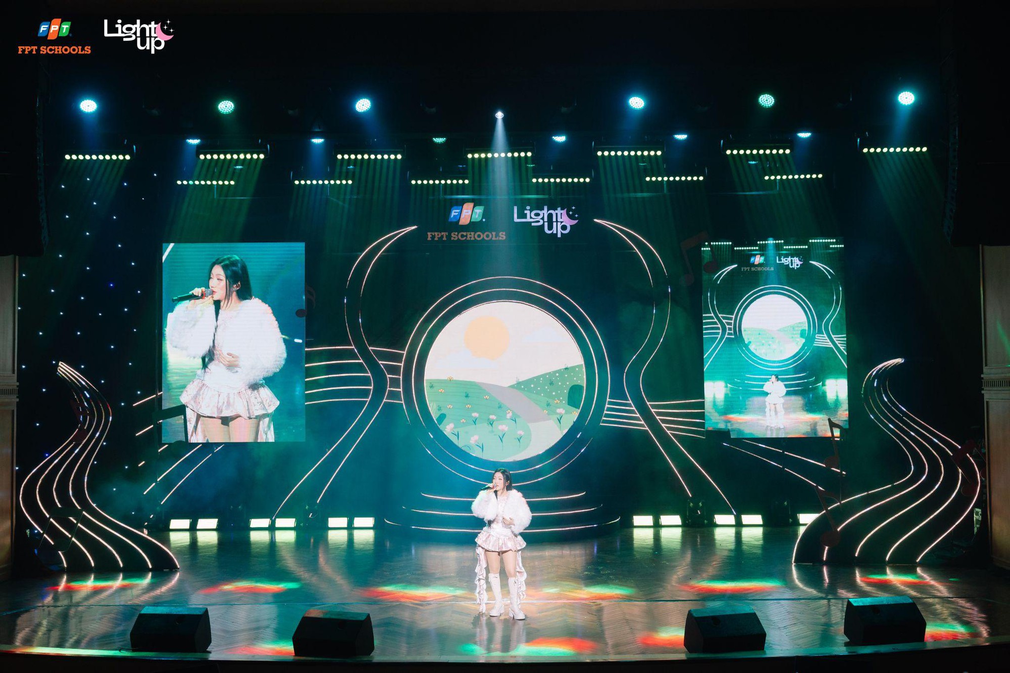 Chung kết toàn quốc Light Up 2025 thành đại nhạc hội tiếng Anh đỉnh cao, ca sĩ Orange cùng dàn Giám khảo phải "wow" liên tục!- Ảnh 3. Chung kết toàn quốc Light Up 2025 thành đại nhạc hội tiếng Anh đỉnh cao, ca sĩ Orange cùng dàn Giám khảo phải "wow" liên tục!- Ảnh 3.