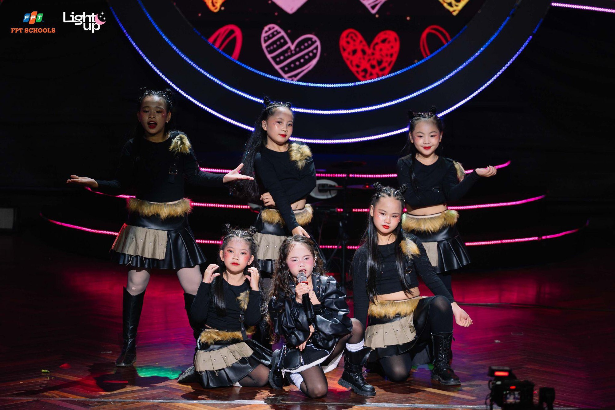 Chung kết toàn quốc Light Up 2025 thành đại nhạc hội tiếng Anh đỉnh cao, ca sĩ Orange cùng dàn Giám khảo phải "wow" liên tục!- Ảnh 4. Chung kết toàn quốc Light Up 2025 thành đại nhạc hội tiếng Anh đỉnh cao, ca sĩ Orange cùng dàn Giám khảo phải "wow" liên tục!- Ảnh 4.