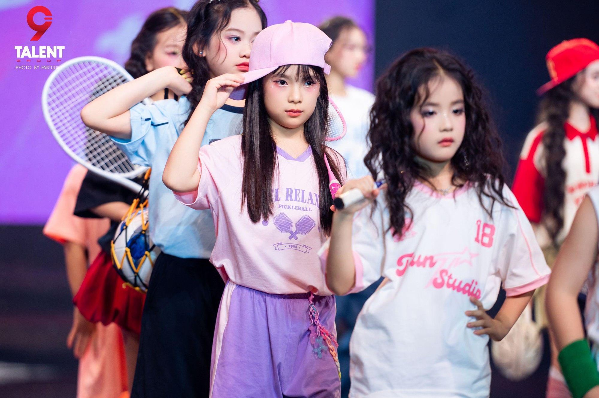 Dàn mẫu nhí “đổ bộ” sàn diễn Iconic Awards: Chiho biến runway thành sân chơi phong cách cực chất- Ảnh 5. Dàn mẫu nhí “đổ bộ” sàn diễn Iconic Awards: Chiho biến runway thành sân chơi phong cách cực chất- Ảnh 5.