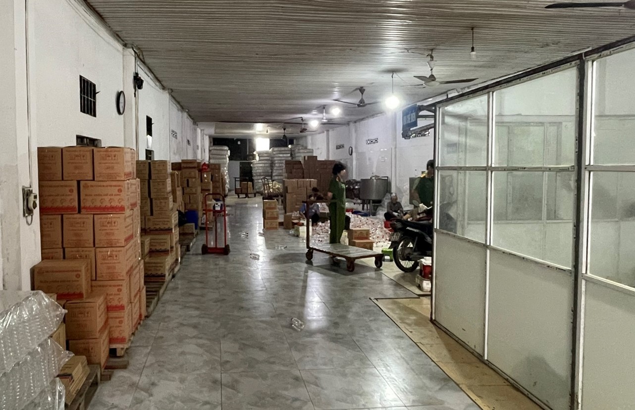 Khởi tố Gi&aacute;m đốc c&ocirc;ng ty sản xuất h&agrave;ng ngh&igrave;n chai tương ớt, nước chấm giả- Ảnh 1.