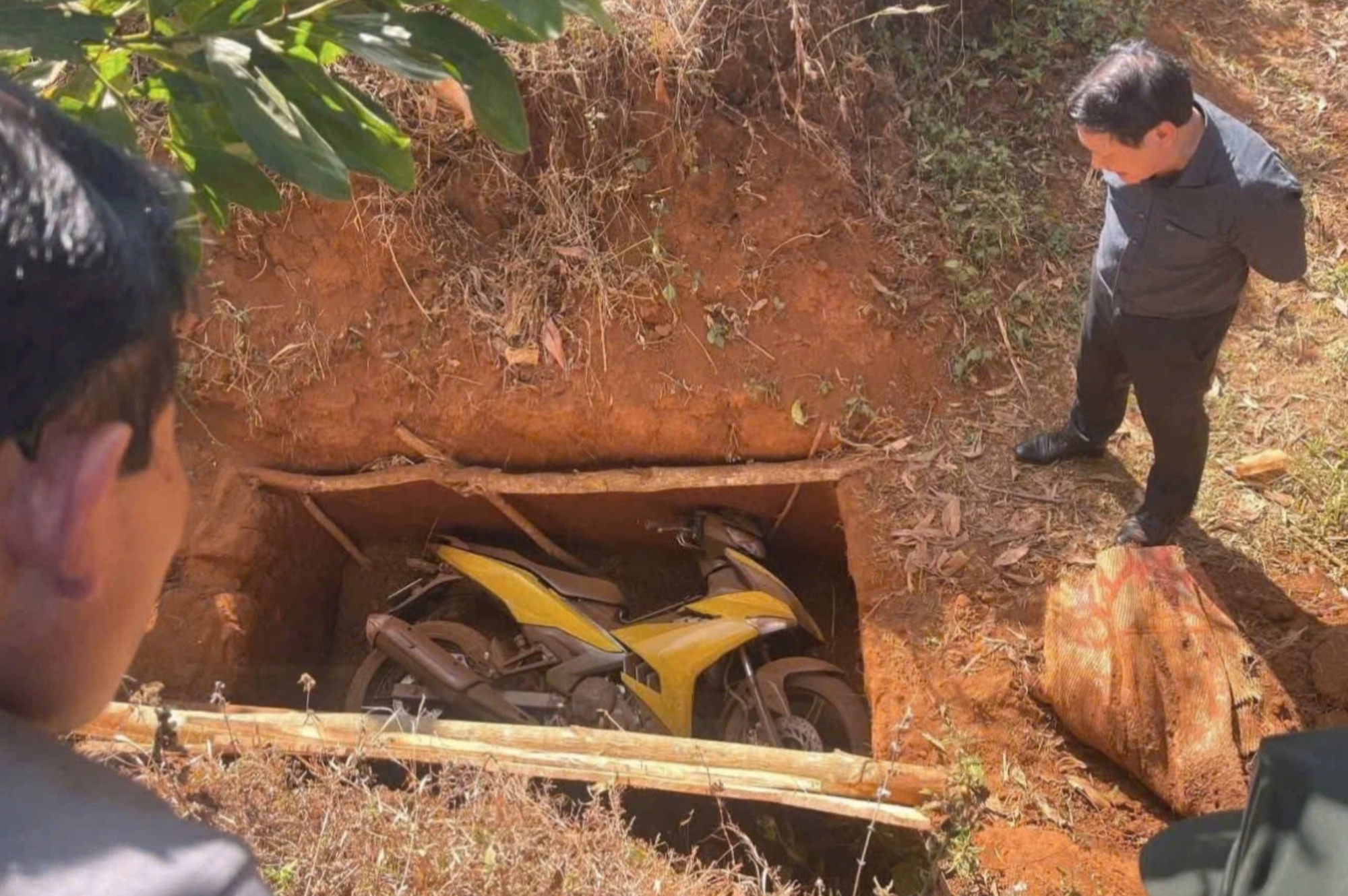 Vụ 2 tên cướp ngân hàng lấy 1,8 tỷ đồng: Hé lộ bất ngờ về nơi phát hiện chiếc xe máy bị chôn- Ảnh 1. Vụ 2 tên cướp ngân hàng lấy 1,8 tỷ đồng: Hé lộ bất ngờ về nơi phát hiện chiếc xe máy bị chôn- Ảnh 1.