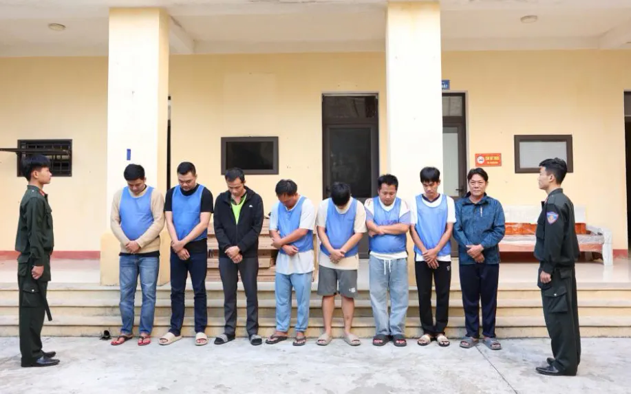 C&aacute;c đối tượng trong đường d&acirc;y bị bắt giữ