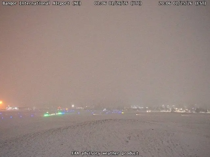 Kinh hoàng: Máy bay tư nhân rơi khi cất cánh giữa bão tuyết đóng băng tại Mỹ- Ảnh 2. Kinh hoàng: Máy bay tư nhân rơi khi cất cánh giữa bão tuyết đóng băng tại Mỹ- Ảnh 2.