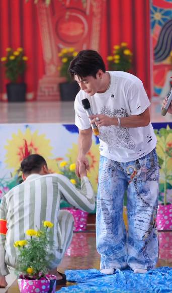 L&ecirc; Dương Bảo L&acirc;m m&uacute;a lửa ở trại giam, phản ứng của 1 phạm nh&acirc;n g&acirc;y ch&uacute; &yacute;- Ảnh 2.