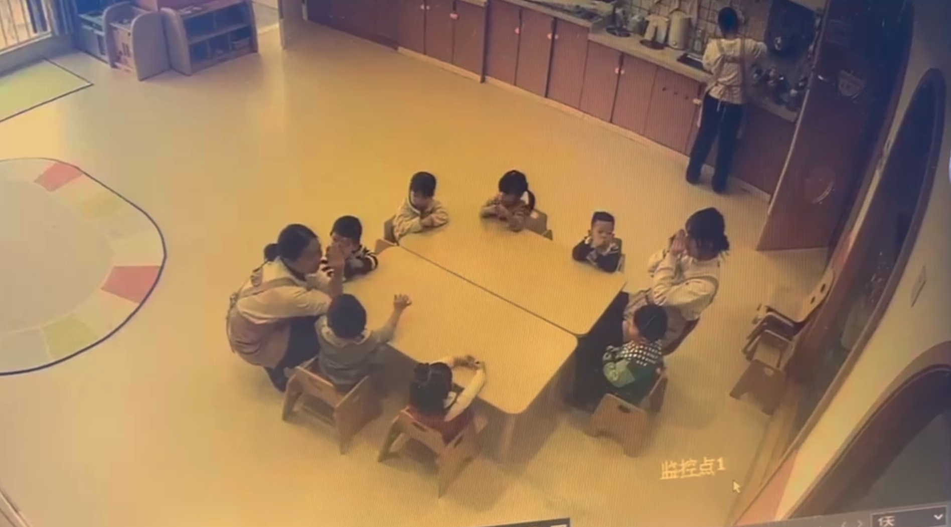 Camera lớp mầm non v&ocirc; t&igrave;nh bắt trọn một khoảnh khắc kh&ocirc;ng ai ngờ tới- Ảnh 1.