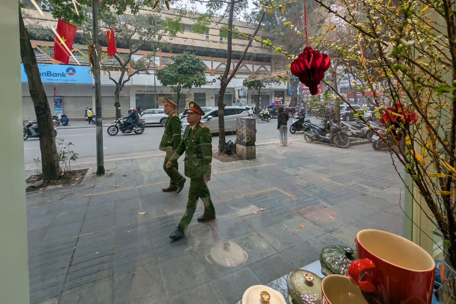 CẬN CẢNH quy trình phạt nguội vi phạm trật tự đô thị của Công an Hà Nội, "mắt thần" soi từng mét vuông- Ảnh 15. CẬN CẢNH quy trình phạt nguội vi phạm trật tự đô thị của Công an Hà Nội, "mắt thần" soi từng mét vuông- Ảnh 15.