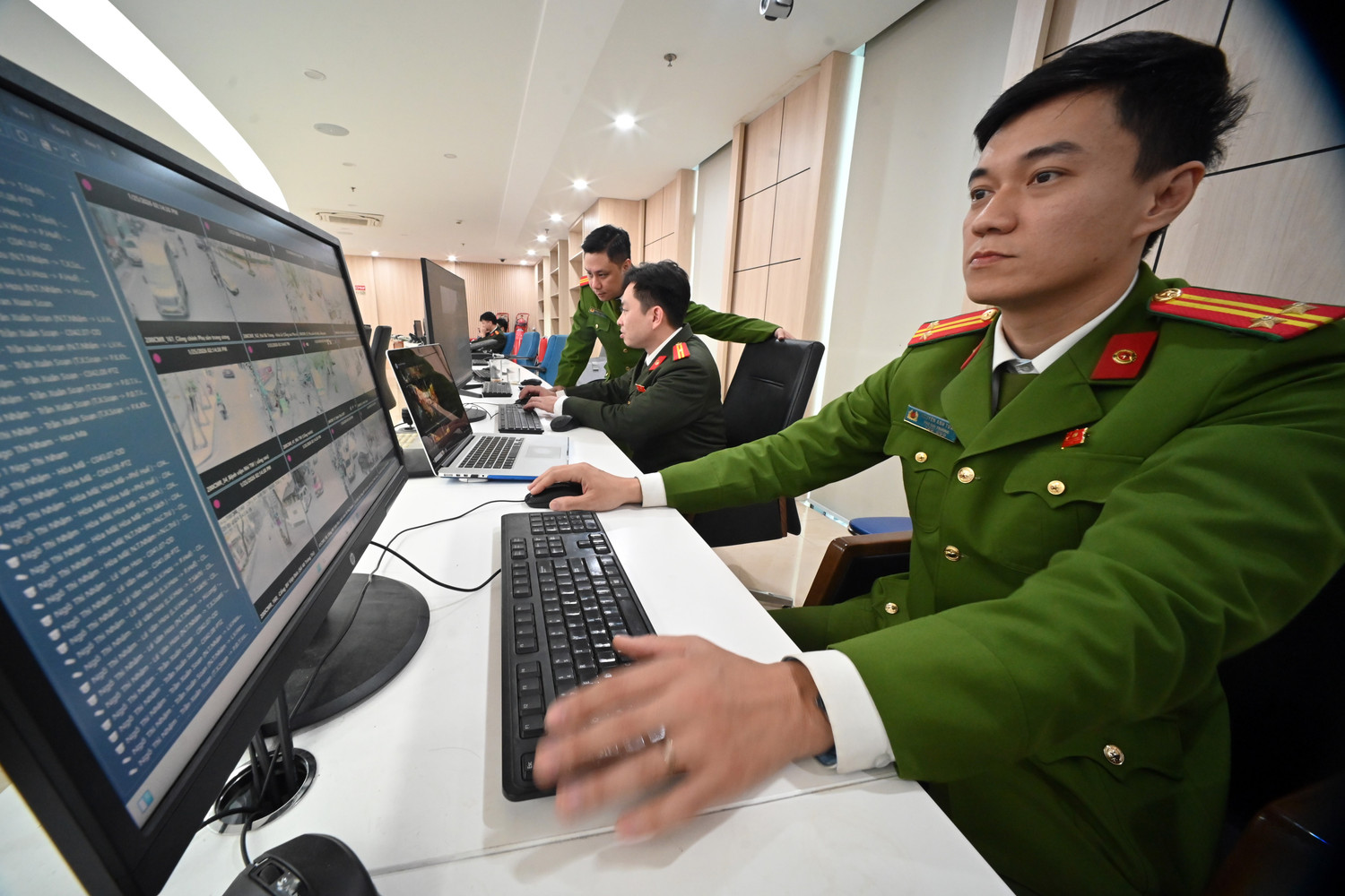 CẬN CẢNH quy trình phạt nguội vi phạm trật tự đô thị của Công an Hà Nội, "mắt thần" soi từng mét vuông- Ảnh 1. CẬN CẢNH quy trình phạt nguội vi phạm trật tự đô thị của Công an Hà Nội, "mắt thần" soi từng mét vuông- Ảnh 1.