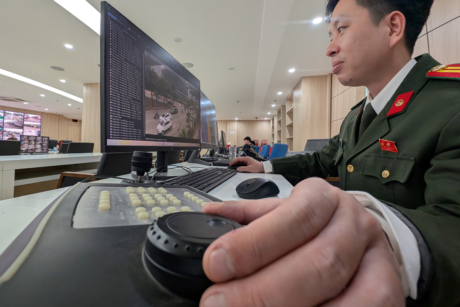 CẬN CẢNH quy trình phạt nguội vi phạm trật tự đô thị của Công an Hà Nội, "mắt thần" soi từng mét vuông- Ảnh 3. CẬN CẢNH quy trình phạt nguội vi phạm trật tự đô thị của Công an Hà Nội, "mắt thần" soi từng mét vuông- Ảnh 3.