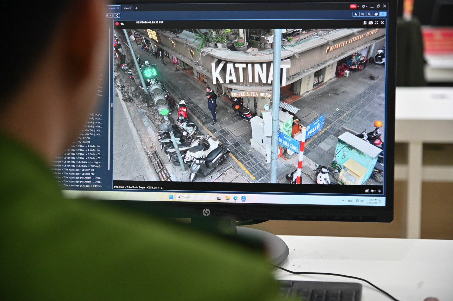 CẬN CẢNH quy trình phạt nguội vi phạm trật tự đô thị của Công an Hà Nội, "mắt thần" soi từng mét vuông- Ảnh 5. CẬN CẢNH quy trình phạt nguội vi phạm trật tự đô thị của Công an Hà Nội, "mắt thần" soi từng mét vuông- Ảnh 5.