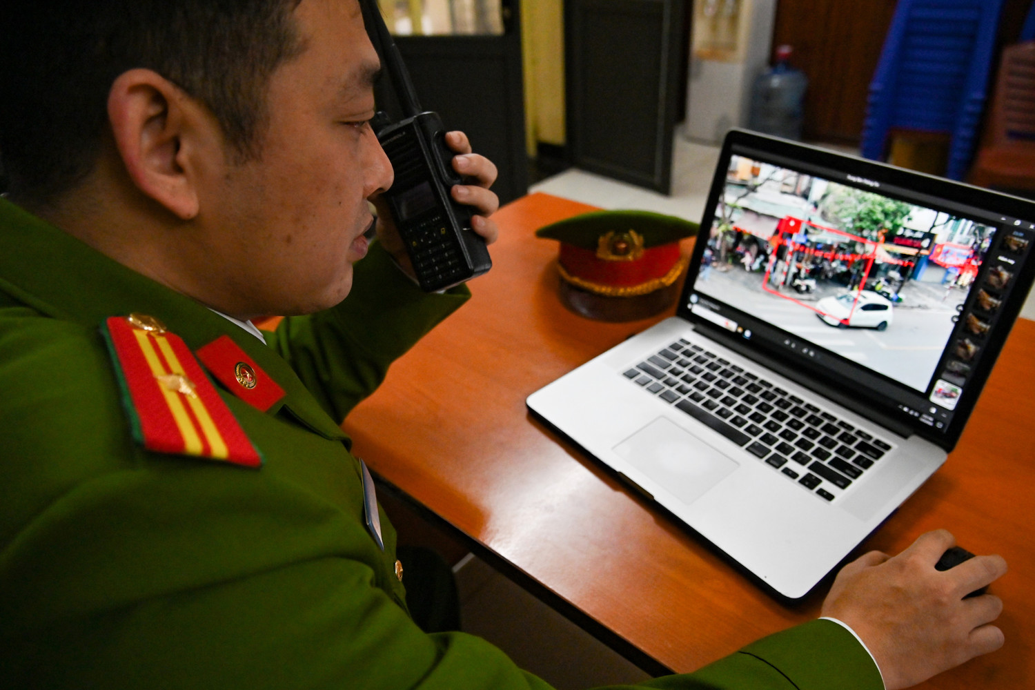 CẬN CẢNH quy trình phạt nguội vi phạm trật tự đô thị của Công an Hà Nội, "mắt thần" soi từng mét vuông- Ảnh 7. CẬN CẢNH quy trình phạt nguội vi phạm trật tự đô thị của Công an Hà Nội, "mắt thần" soi từng mét vuông- Ảnh 7.