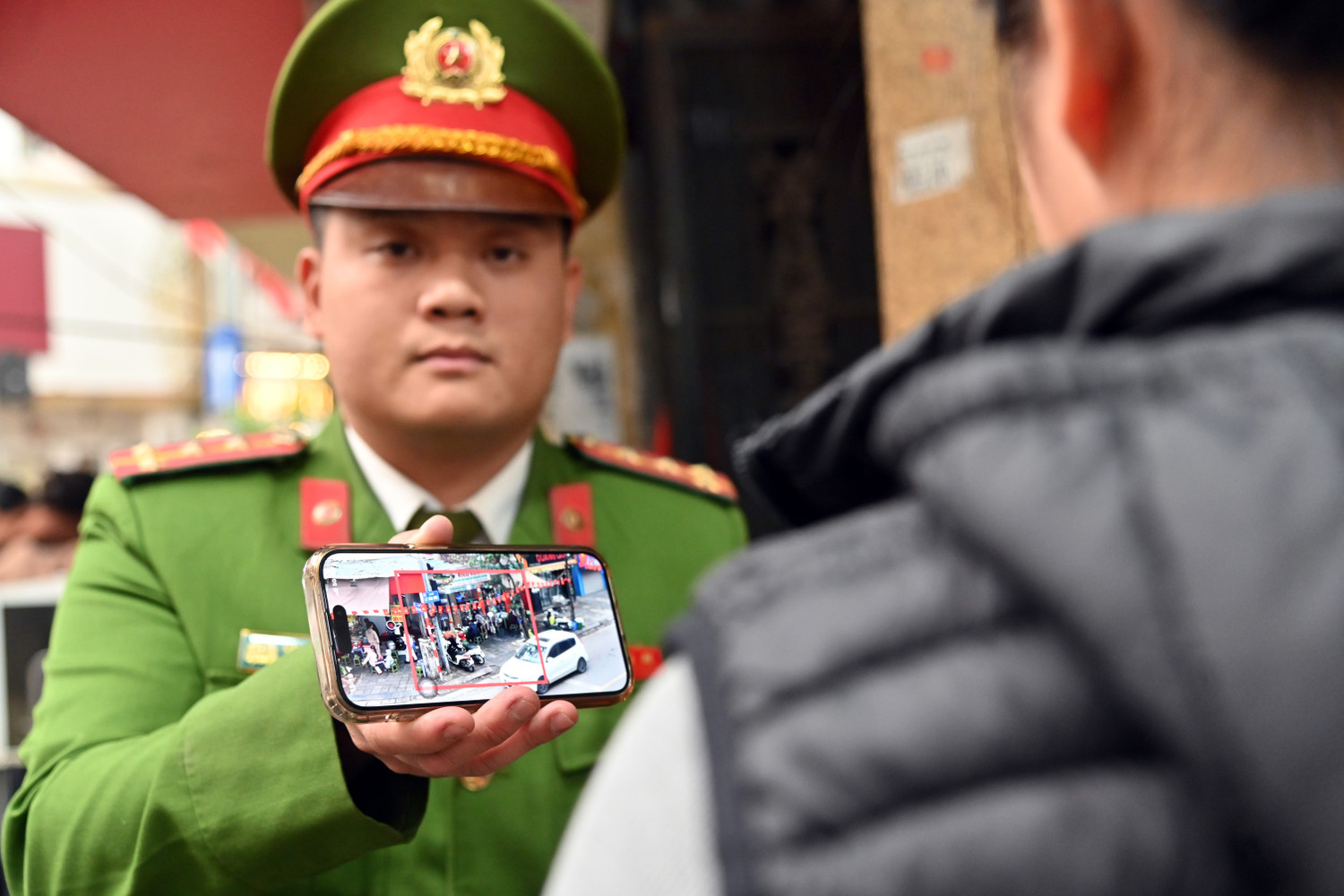 CẬN CẢNH quy trình phạt nguội vi phạm trật tự đô thị của Công an Hà Nội, "mắt thần" soi từng mét vuông- Ảnh 9. CẬN CẢNH quy trình phạt nguội vi phạm trật tự đô thị của Công an Hà Nội, "mắt thần" soi từng mét vuông- Ảnh 9.