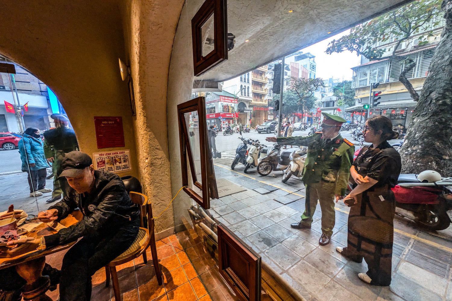 CẬN CẢNH quy trình phạt nguội vi phạm trật tự đô thị của Công an Hà Nội, "mắt thần" soi từng mét vuông- Ảnh 10. CẬN CẢNH quy trình phạt nguội vi phạm trật tự đô thị của Công an Hà Nội, "mắt thần" soi từng mét vuông- Ảnh 10.