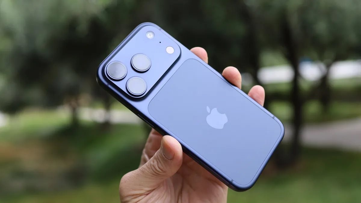 C&acirc;y b&uacute;t c&ocirc;ng nghệ: "Ai th&iacute;ch khen điện thoại n&agrave;o th&igrave; kệ, với t&ocirc;i chỉ c&oacute; chiếc iPhone n&agrave;y m&atilde;i l&agrave; tuyệt t&aacute;c"- Ảnh 3.