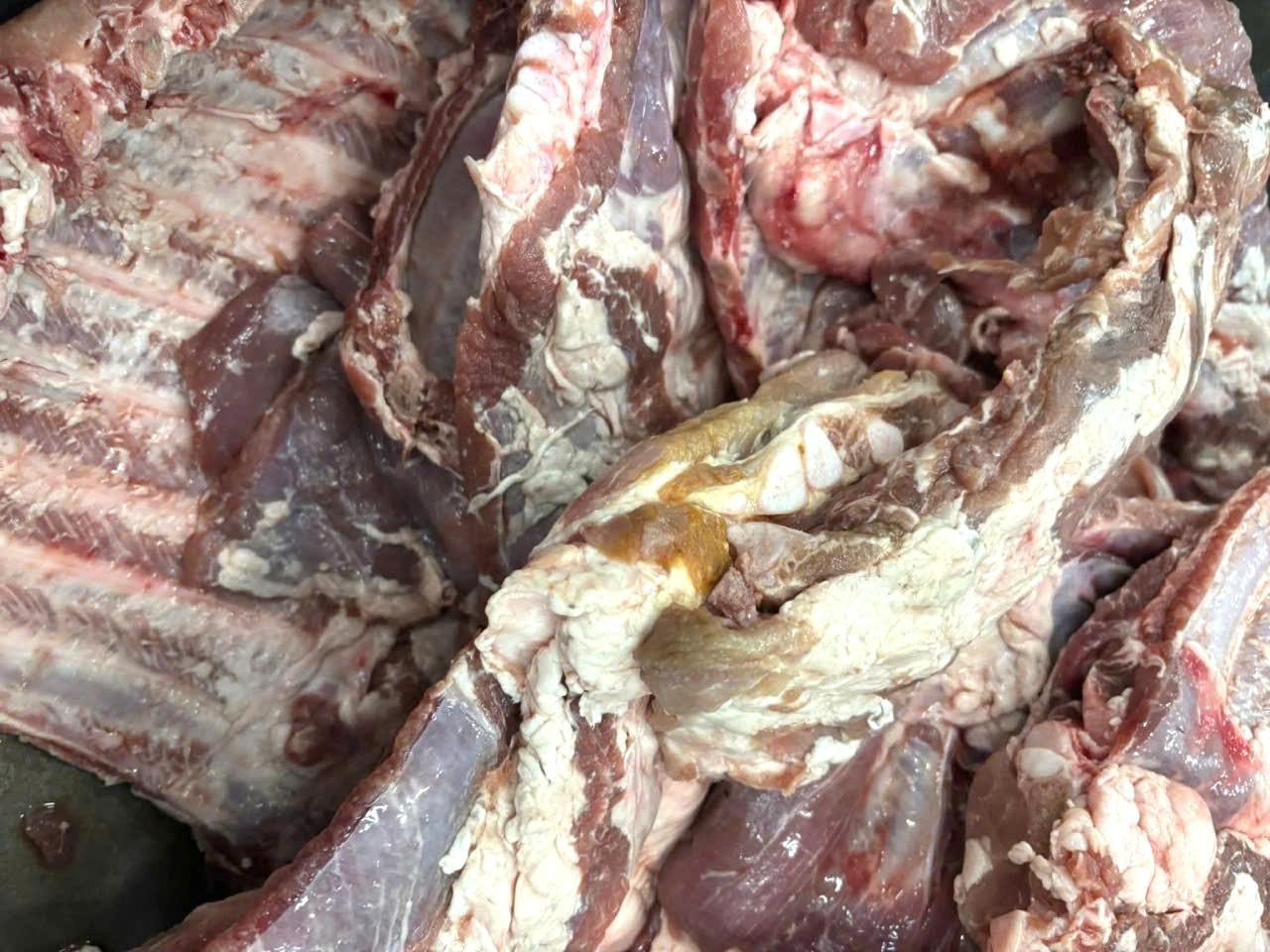 Th&ocirc;ng tin MỚI NHẤT vụ 90kg thịt nghi chuyển m&agrave;u tuồn v&agrave;o trường tiểu học- Ảnh 1.