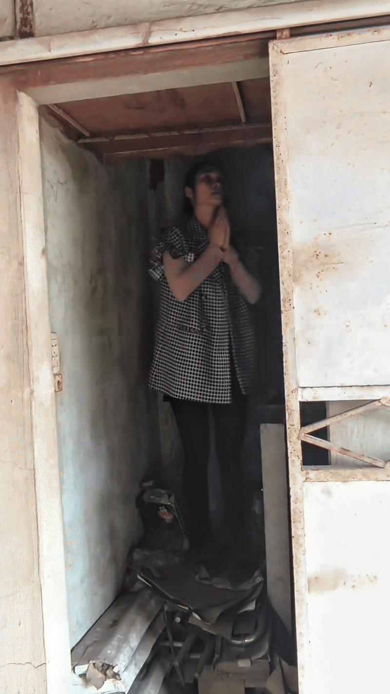 Quá sợ cảnh thắp hương ở nhà phố cổ Hà Nội: Hút 3 triệu views, nhiều người xem nín thở- Ảnh 1. Quá sợ cảnh thắp hương ở nhà phố cổ Hà Nội: Hút 3 triệu views, nhiều người xem nín thở- Ảnh 1.