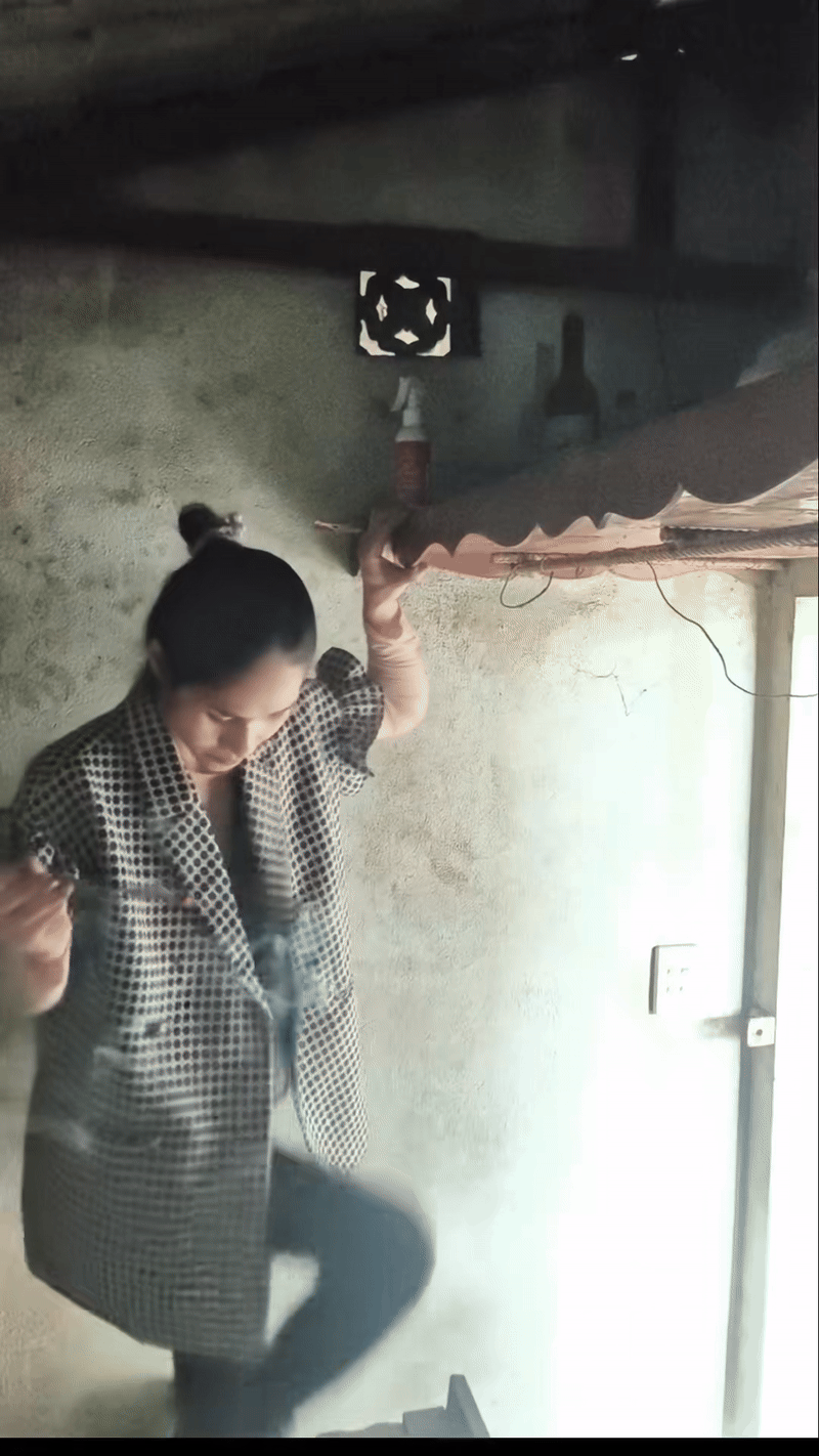 Quá sợ cảnh thắp hương ở nhà phố cổ Hà Nội: Hút 3 triệu views, nhiều người xem nín thở- Ảnh 3. Quá sợ cảnh thắp hương ở nhà phố cổ Hà Nội: Hút 3 triệu views, nhiều người xem nín thở- Ảnh 3.