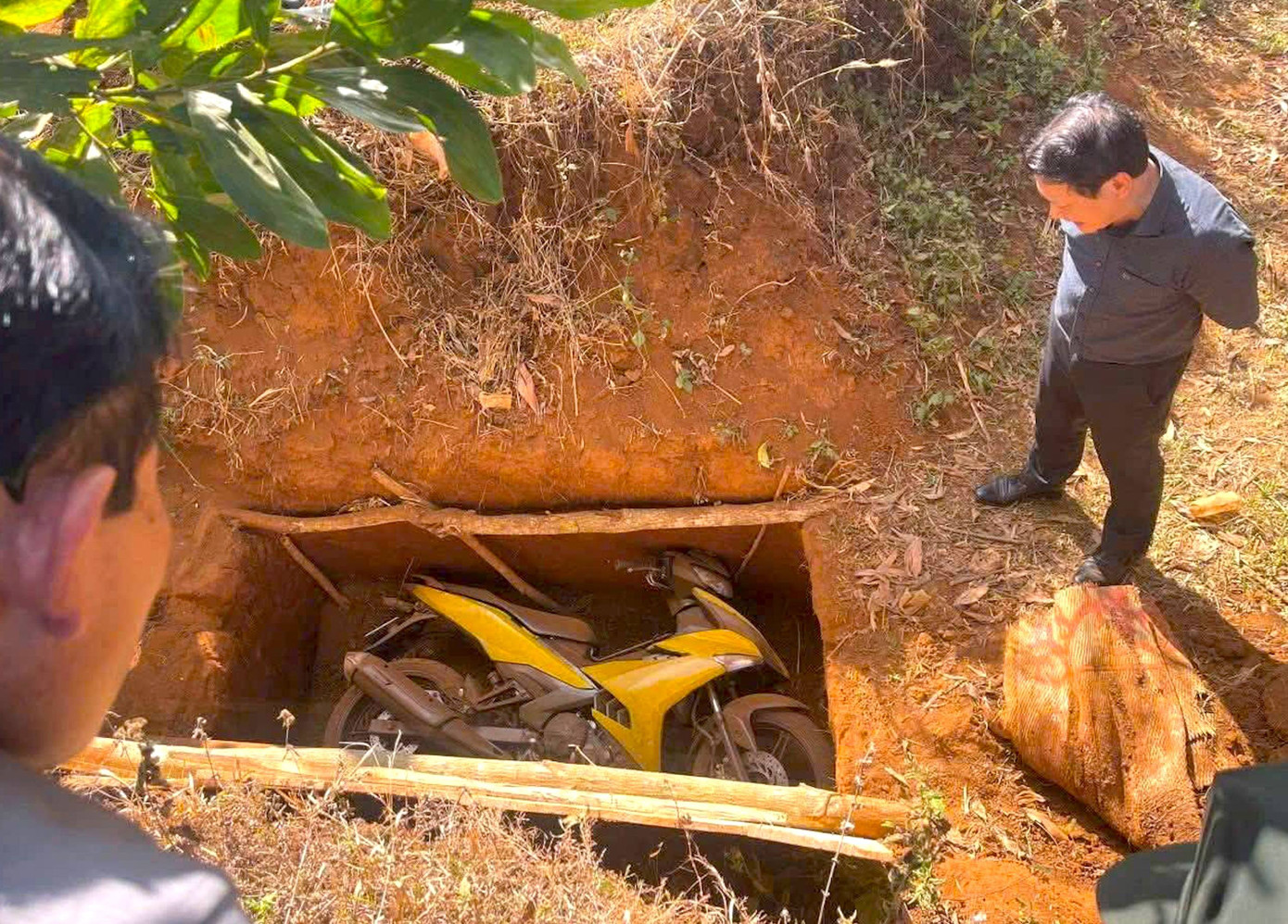 Cảnh s&aacute;t phong toả căn nh&agrave;, truy t&igrave;m nghi phạm vụ cướp ng&acirc;n h&agrave;ng ở Gia Lai- Ảnh 11.