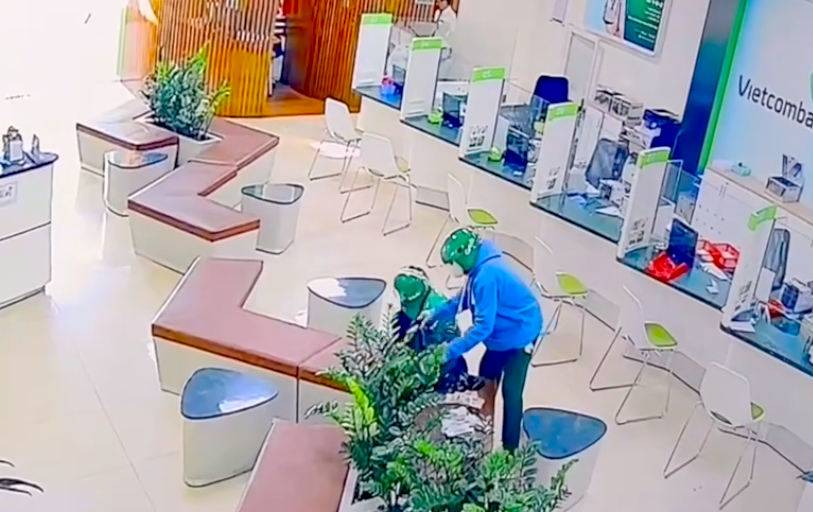 Cảnh s&aacute;t phong toả căn nh&agrave;, truy t&igrave;m nghi phạm vụ cướp ng&acirc;n h&agrave;ng ở Gia Lai- Ảnh 13.